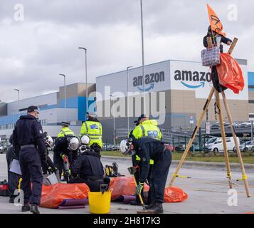 Dartford, Kent, UK 26 Novembre 2021 la ribellione di estinzione blocca tutti i tredici magazzini Amazon nel Regno Unito il Black Friday. La protesta mette in evidenza le loro pratiche commerciali sfruttative e distruttive dal punto di vista ambientale e il disprezzo per i diritti dei lavoratori in nome del profitto più lo spreco di Black Friday Credit: Denise Laura Baker/Alamy Live News Foto Stock