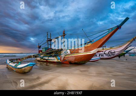 Barche tradizionali di pesca dello Sri Lanka Foto Stock