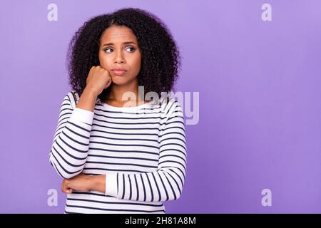 Foto di giovane umore negativo stressato ragazza guardare copyspace hanno problema devastato isolato su sfondo di colore viola Foto Stock