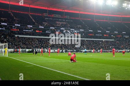 Francoforte, Germania. 25 novembre 2021. Deluso giocatore RA dopo l'obiettivo a 2: 2, calcio Europa League, fase di gruppo, partita 5, Eintracht Francoforte (F) - Royal Antwerp FC (RA) 2: 2, il 25 novembre 2021 a Francoforte/Germania. Â Credit: dpa Picture Alliance/Alamy Live News Foto Stock