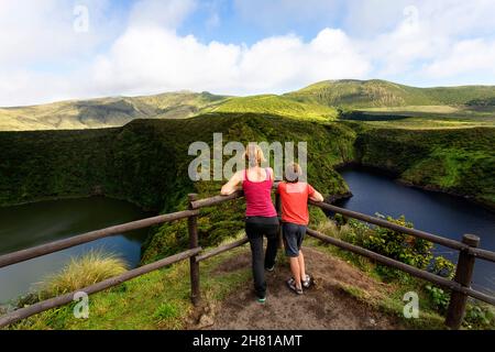 Madre e figlio a Miradouro Lagoa Negra e Lagoa Comprida, nella Reserva Florestal Natural do Morro Alto e Pico da se, Flores Island, Azzorre, Portogallo Foto Stock