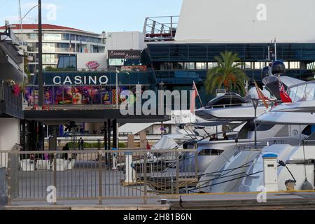 stern di superyacht ormeggiati vicino al casinò di Cannes, Alpes-Maritimes, Francia Foto Stock