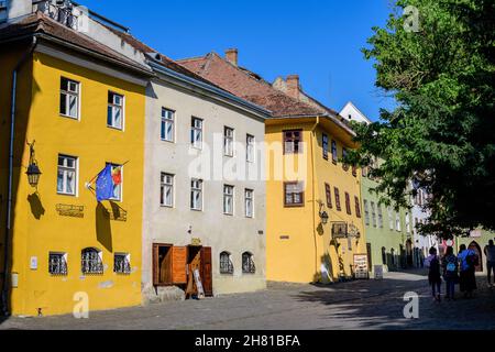 Sighisoara, Romania, 13 luglio 2021: Vecchie case dipinte di colore nel centro storico della cittadella di Sighisoara, in Transilvania (Transilvania) regi Foto Stock