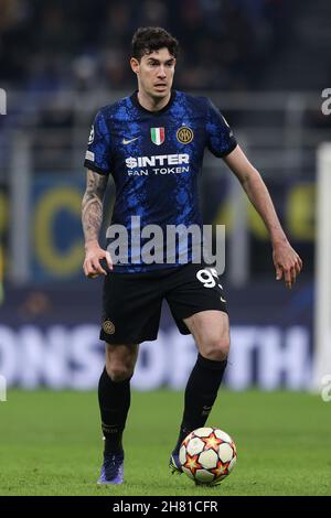 Alessandro Bastoni (FC Internazionale) in azione durante l'Inter - FC Internazionale vs Shakhtar Donetsk, partita di calcio UEFA Champions League a Milano, Italia, novembre 24 2021 Foto Stock