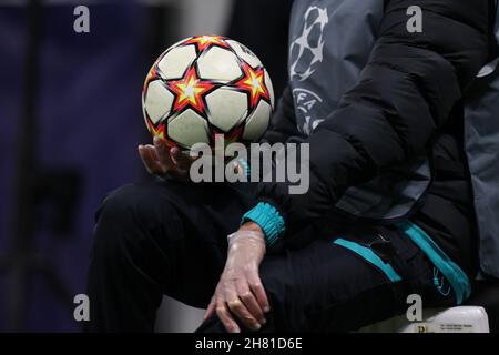 Uno steward tiene la palla ufficiale della UEFA Champions League durante la partita Inter - FC Internazionale vs Shakhtar Donetsk, la partita di calcio della UEFA Champions League a Milano, Italia, novembre 24 2021 Foto Stock