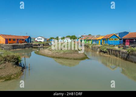 Ostriche capanne agricole al porto villaggio Chateau d'Oléron sull'isola di Oleron, Charente Maritime, Francia Foto Stock