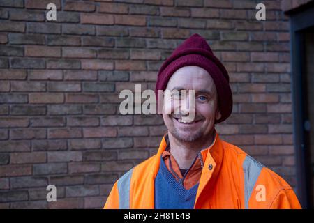 High Wycombe, Regno Unito. 26 novembre 2021. Il guerriero ecologico Dan Hooper, noto come swampy, è apparso oggi nella corte di High Wycombe Magistrates dopo la sua occupazione di una struttura di bambù nel fiume Colne, Denham Country Park l'8 dicembre 2020 nel tentativo di fermare la HS2 High Speed Rail mettendo un ponte temporaneo per i loro camion attraverso il fiume. Egli si è dichiarato colpevole di una violazione aggravata e ha ricevuto un discarico condizionale di 12 mesi più costi di 102 sterline. La HS2 High Speed Rail sta causando enormi quantità di distruzione nei boschi e negli habitat naturali del Buckinghamshire. Credit: Maureen McLean/Alamy Foto Stock