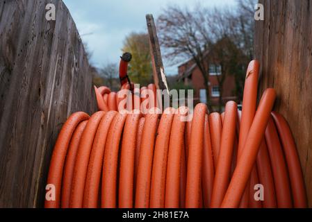 Due avvolgitori in fibra ottica con tubi di velocità in una zona rurale vicino a Petershagen (Germania) Foto Stock