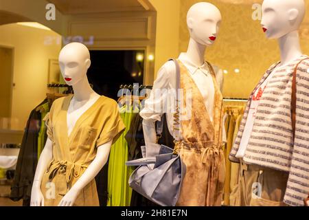 MOSCA, RUSSIA - 10 AGOSTO 2021: Donne alla moda mannequins in abbigliamento casual trendy Twinset sulla vetrina del negozio di abbigliamento nel ma shopping Foto Stock