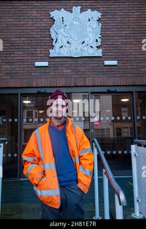 High Wycombe, Regno Unito. 26 novembre 2021. Il guerriero ecologico Dan Hooper, noto come swampy, è apparso oggi nella corte di High Wycombe Magistrates dopo la sua occupazione di una struttura di bambù nel fiume Colne, Denham Country Park l'8 dicembre 2020 nel tentativo di fermare la HS2 High Speed Rail mettendo un ponte temporaneo per i loro camion attraverso il fiume. Egli si è dichiarato colpevole di una violazione aggravata e ha ricevuto un discarico condizionale di 12 mesi più costi di 102 sterline. La HS2 High Speed Rail sta causando enormi quantità di distruzione nei boschi e negli habitat naturali del Buckinghamshire. Credit: Maureen McLean/Alamy Foto Stock