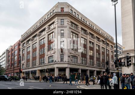 Londra, Regno Unito. 26 novembre 2021A visione generale dell’esterno dell’ammiraglia di Marks e Spencer a Oxford Street, vicino a Marble Arch. Il negozio del rivenditore di 90 anni di età verrà demolito e sostituito con un edificio a nove piani, caratterizzato da un mix di spazi per negozi e uffici dopo che il consiglio locale ha approvato il permesso di pianificazione. Credit: Stephen Chung / Alamy Live News Foto Stock