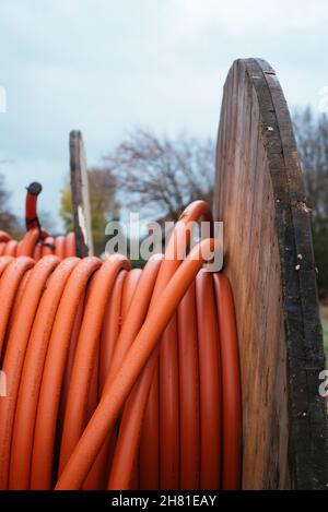 Due avvolgitori in fibra ottica con tubi di velocità in una zona rurale vicino a Petershagen (Germania) Foto Stock