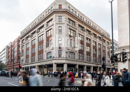 Londra, Regno Unito. 26 novembre 2021A visione generale dell’esterno dell’ammiraglia di Marks e Spencer a Oxford Street, vicino a Marble Arch. Il negozio del rivenditore di 90 anni di età verrà demolito e sostituito con un edificio a nove piani, caratterizzato da un mix di spazi per negozi e uffici dopo che il consiglio locale ha approvato il permesso di pianificazione. Credit: Stephen Chung / Alamy Live News Foto Stock