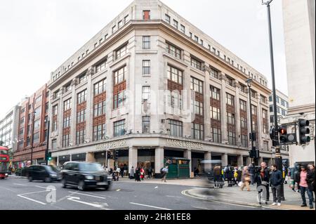 Londra, Regno Unito. 26 novembre 2021A visione generale dell’esterno dell’ammiraglia di Marks e Spencer a Oxford Street, vicino a Marble Arch. Il negozio del rivenditore di 90 anni di età verrà demolito e sostituito con un edificio a nove piani, caratterizzato da un mix di spazi per negozi e uffici dopo che il consiglio locale ha approvato il permesso di pianificazione. Credit: Stephen Chung / Alamy Live News Foto Stock