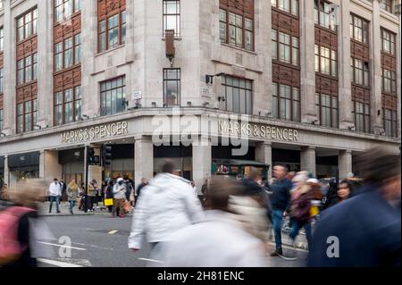 Londra, Regno Unito. 26 novembre 2021A visione generale dell’esterno dell’ammiraglia di Marks e Spencer a Oxford Street, vicino a Marble Arch. Il negozio del rivenditore di 90 anni di età verrà demolito e sostituito con un edificio a nove piani, caratterizzato da un mix di spazi per negozi e uffici dopo che il consiglio locale ha approvato il permesso di pianificazione. Credit: Stephen Chung / Alamy Live News Foto Stock