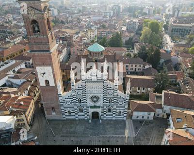 Veduta aerea della facciata dell'antico Duomo di Monza. Fotografia del drone della piazza principale con la chiesa di Monza nel nord Italia Foto Stock