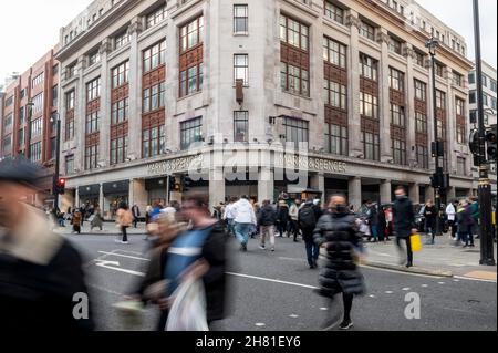 Londra, Regno Unito. 26 novembre 2021A visione generale dell’esterno dell’ammiraglia di Marks e Spencer a Oxford Street, vicino a Marble Arch. Il negozio del rivenditore di 90 anni di età verrà demolito e sostituito con un edificio a nove piani, caratterizzato da un mix di spazi per negozi e uffici dopo che il consiglio locale ha approvato il permesso di pianificazione. Credit: Stephen Chung / Alamy Live News Foto Stock