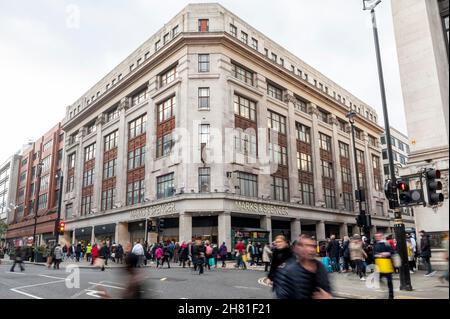 Londra, Regno Unito. 26 novembre 2021A visione generale dell’esterno dell’ammiraglia di Marks e Spencer a Oxford Street, vicino a Marble Arch. Il negozio del rivenditore di 90 anni di età verrà demolito e sostituito con un edificio a nove piani, caratterizzato da un mix di spazi per negozi e uffici dopo che il consiglio locale ha approvato il permesso di pianificazione. Credit: Stephen Chung / Alamy Live News Foto Stock