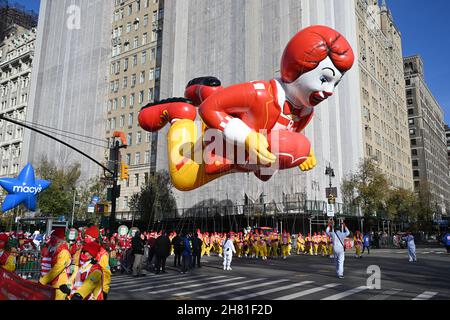 Una nuova mongolfiera "Ronald McDonald" alla 95esima sfilata annuale del giorno del Ringraziamento di Macy il 25 novembre 2021 a New York. Foto Stock