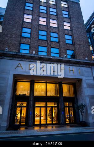 Art Deco Adelphi edificio degli anni '30, situato in 1-10 John Adam Street, Londra, Inghilterra, Regno Unito Foto Stock