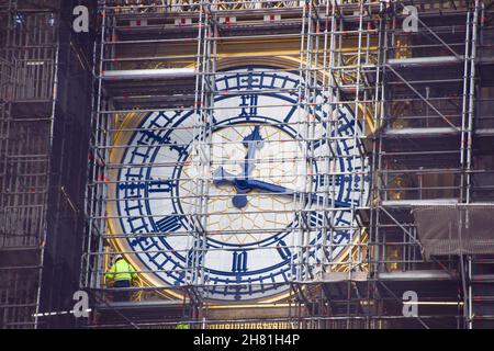 Londra, Regno Unito. 26 novembre 2021. I lavoratori rinnovano il quadrante dell'orologio mentre la ristrutturazione del Big ben continua. La ristrutturazione dell'iconico punto di riferimento dovrebbe essere completata nel 2022. Credit: Vuk Valcic / Alamy Live News Foto Stock