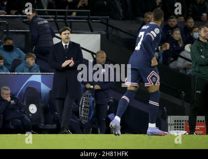 Mauricio Pochettino, allenatore del PSG, si congratula con Kylian Mbappe del PSG (a destra) per il suo obiettivo durante la UEFA Champions League, partita di calcio del Gruppo A tra Manchester City e Paris Saint-Germain (PSG) il 24 novembre 2021 all'Etihad Stadium di Manchester, Inghilterra - Foto: Jean Catuffe/DPPI/LiveMedia Foto Stock