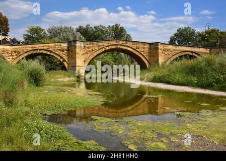 Ponte di pietra medievale o Ponte ad arco sul fiume Ouvèze in Bedarrides, Ponte Bédarrides, Vaucluse Provenza Francia Foto Stock