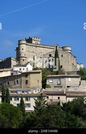 Storico borgo arroccato, Hilltop Village & Castello Medival o Chateau le Barroux Vaucluse Provence France Foto Stock