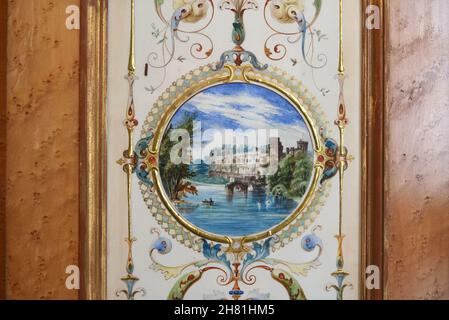 Warwick Castle in Painted Medallion in Women's Library Compton Verney House & Arts Museum o Arts Center Warwickshire Inghilterra UK Foto Stock
