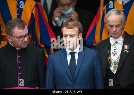 Vaticano. 26 novembre 2021. Italia, Roma, Vaticano, 2021/11/26. Il Presidente francese Emmanuel Macron, lascia il Vaticano dopo un incontro con Papa Francesco . Foto di Alessia Giuliani/ Stampa Cattolica Foto . LIMITATO ALL'USO EDITORIALE - NO MARKETING - NO CAMPAGNE PUBBLICITARIE. Credit: Independent Photo Agency/Alamy Live News Foto Stock