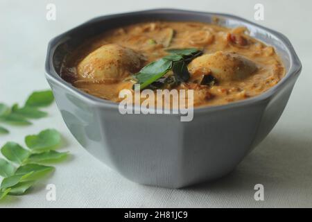 Curry d'uovo. Uovo sodo in un sugo di pomodori cipolle e spezie. Un popolare contorno dell'India del sud. Conosciuto anche come curry di Mutta o curry di Anda. Shot on wh Foto Stock