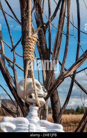 Lo scheletro di Halloween pende da una corda nell'Oregon centrale Foto Stock