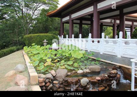 Tempio buddista Zu Lai: Fontana nel Giardino. Cotia - São Paulo, Brasile. Foto Stock