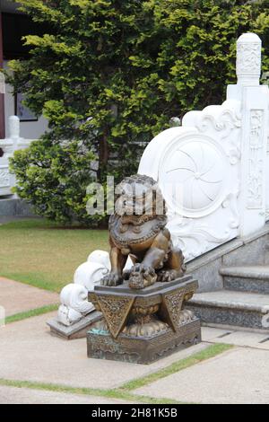 Tempio buddista Zu Lai: Statue di drago di bronzo. Cotia - São Paulo, Brasile. Foto Stock