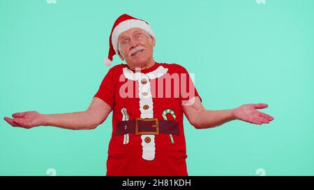 Confuso nonno maturo uomo sensazione imbarazzato circa ambiguo domanda che non ha dubbi idea Foto Stock