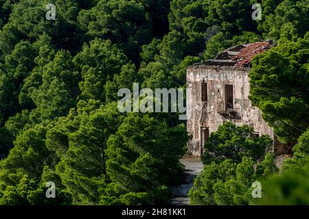 Un antico edificio abbandonato in rovina sull'isola di Gorgona, Livorno, Italia Foto Stock