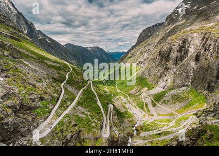 Trollstigen, Andalsnes, Norvegia. Auto va in montagna a serpentina Trollstigen su strada. Norvegese famoso punto di riferimento e meta popolare. La contea norvegese Foto Stock