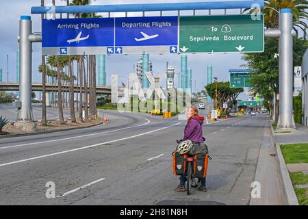 Ciclisti turistici arrivo a LAX, Los Angeles International Airport a Westchester, California, Stati Uniti / Stati Uniti d'America Foto Stock