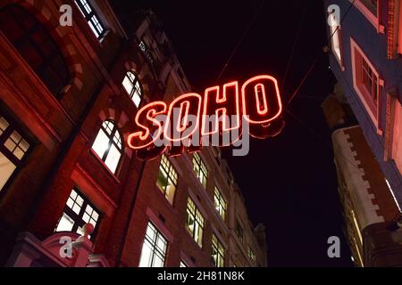 Neon Soho segno in Beak Street accanto a Carnaby Street. Londra, Regno Unito, 25 novembre 2021. Foto Stock