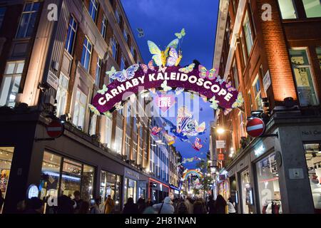 Londra, Regno Unito. 4 novembre 2021. L'installazione di Natale di Carnaby Kaleidoscope apre oggi, con 600 farfalle nell'iconica Carnaby Street. L'installazione è presentata in collaborazione con la carità Choose Love, per raccogliere fondi e mostrare sostegno ai rifugiati. Foto Stock