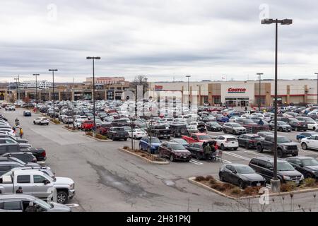 Parcheggio pieno di auto vicino al magazzino all'ingrosso Costco a Kanata, Canada Foto Stock