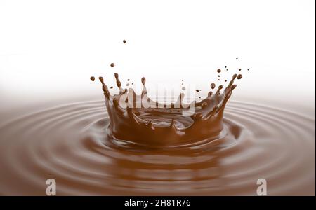 Piscina con gocce di cioccolato liquido. Isolato su sfondo bianco. Foto Stock