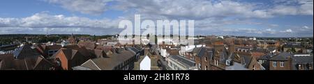Vista panoramica dalla cima della St Albans Clock Tower, guardando lungo la strada principale. St Albans, Hertfordshire, Regno Unito Foto Stock