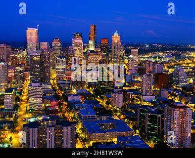 Immagine retrò dello skyline di Seattle con il Mount Rainier e le luci della città nel corridoio del centro Foto Stock