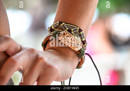 Braccialetti di amicizia su una mano Foto Stock