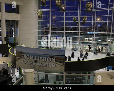 Lisbona, Portogallo. 26 novembre 2021. INT) il governo portoghese adotta nuove misure sui voli per contenere l'anticipo del Covid-19. 26 novembre 2021, Lisbona, Portogallo. Movimento passeggeri all'aeroporto internazionale Humberto Delgado di Lisbona, venerdì 26 novembre. Il governo portoghese ha introdotto nuove misure per contenere la crescita della pandemia del convivio-19 e alcune delle nuove norme riguardano gli arrivi aerei nel paese. (Credit Image: © Edson De Souza/TheNEWS2 via ZUMA Press Wire) Credit: ZUMA Press, Inc./Alamy Live News Foto Stock