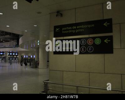 Lisbona, Portogallo. 26 novembre 2021. INT) il governo portoghese adotta nuove misure sui voli per contenere l'anticipo del Covid-19. 26 novembre 2021, Lisbona, Portogallo. Movimento passeggeri all'aeroporto internazionale Humberto Delgado di Lisbona, venerdì 26 novembre. Il governo portoghese ha introdotto nuove misure per contenere la crescita della pandemia del convivio-19 e alcune delle nuove norme riguardano gli arrivi aerei nel paese. (Credit Image: © Edson De Souza/TheNEWS2 via ZUMA Press Wire) Credit: ZUMA Press, Inc./Alamy Live News Foto Stock