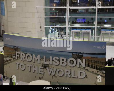 Lisbona, Portogallo. 26 novembre 2021. INT) il governo portoghese adotta nuove misure sui voli per contenere l'anticipo del Covid-19. 26 novembre 2021, Lisbona, Portogallo. Movimento passeggeri all'aeroporto internazionale Humberto Delgado di Lisbona, venerdì 26 novembre. Il governo portoghese ha introdotto nuove misure per contenere la crescita della pandemia del convivio-19 e alcune delle nuove norme riguardano gli arrivi aerei nel paese. (Credit Image: © Edson De Souza/TheNEWS2 via ZUMA Press Wire) Credit: ZUMA Press, Inc./Alamy Live News Foto Stock