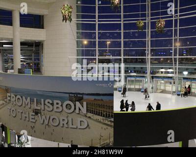 Lisbona, Portogallo. 26 novembre 2021. INT) il governo portoghese adotta nuove misure sui voli per contenere l'anticipo del Covid-19. 26 novembre 2021, Lisbona, Portogallo. Movimento passeggeri all'aeroporto internazionale Humberto Delgado di Lisbona, venerdì 26 novembre. Il governo portoghese ha introdotto nuove misure per contenere la crescita della pandemia del convivio-19 e alcune delle nuove norme riguardano gli arrivi aerei nel paese. (Credit Image: © Edson De Souza/TheNEWS2 via ZUMA Press Wire) Credit: ZUMA Press, Inc./Alamy Live News Foto Stock