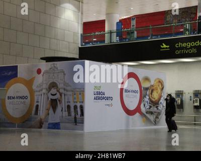 Lisbona, Portogallo. 26 novembre 2021. INT) il governo portoghese adotta nuove misure sui voli per contenere l'anticipo del Covid-19. 26 novembre 2021, Lisbona, Portogallo. Movimento passeggeri all'aeroporto internazionale Humberto Delgado di Lisbona, venerdì 26 novembre. Il governo portoghese ha introdotto nuove misure per contenere la crescita della pandemia del convivio-19 e alcune delle nuove norme riguardano gli arrivi aerei nel paese. (Credit Image: © Edson De Souza/TheNEWS2 via ZUMA Press Wire) Credit: ZUMA Press, Inc./Alamy Live News Foto Stock